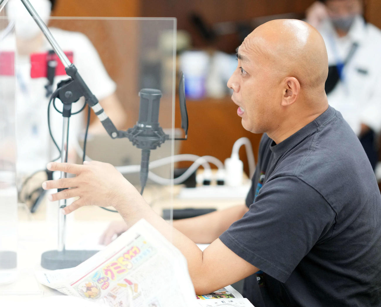 ラジオ収録に臨む錦鯉の長谷川雅紀（撮影・横山健太）