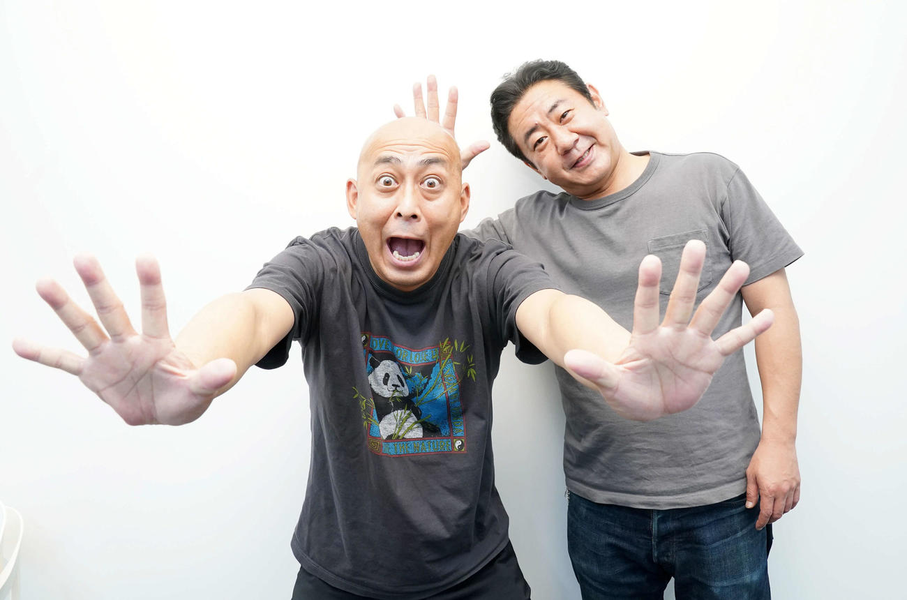 ラジオ収録前に笑顔でポーズを決める錦鯉の長谷川雅紀（左）と渡辺隆（撮影・横山健太）