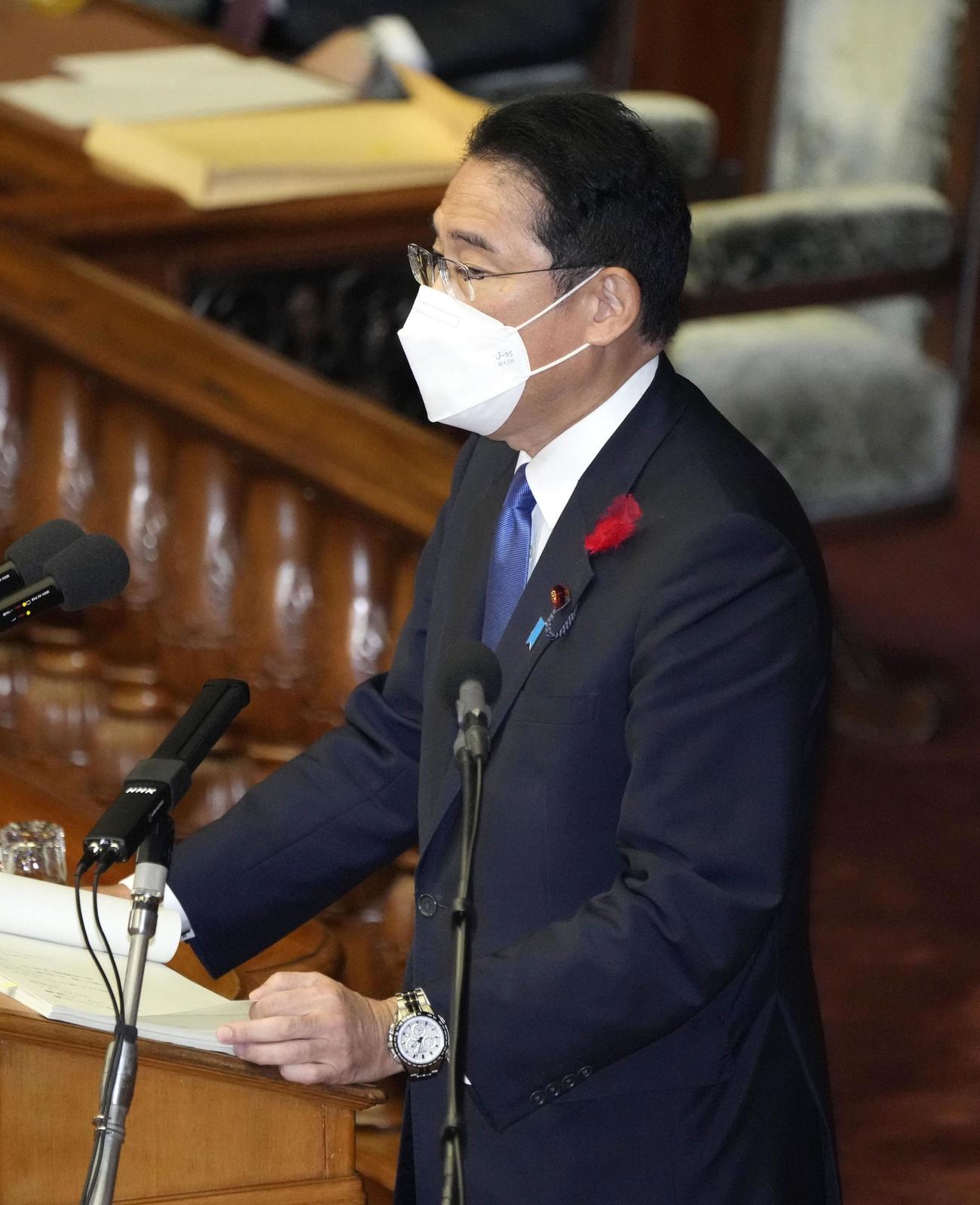 第210臨時国会で所信表明演説をする岸田首相（共同）