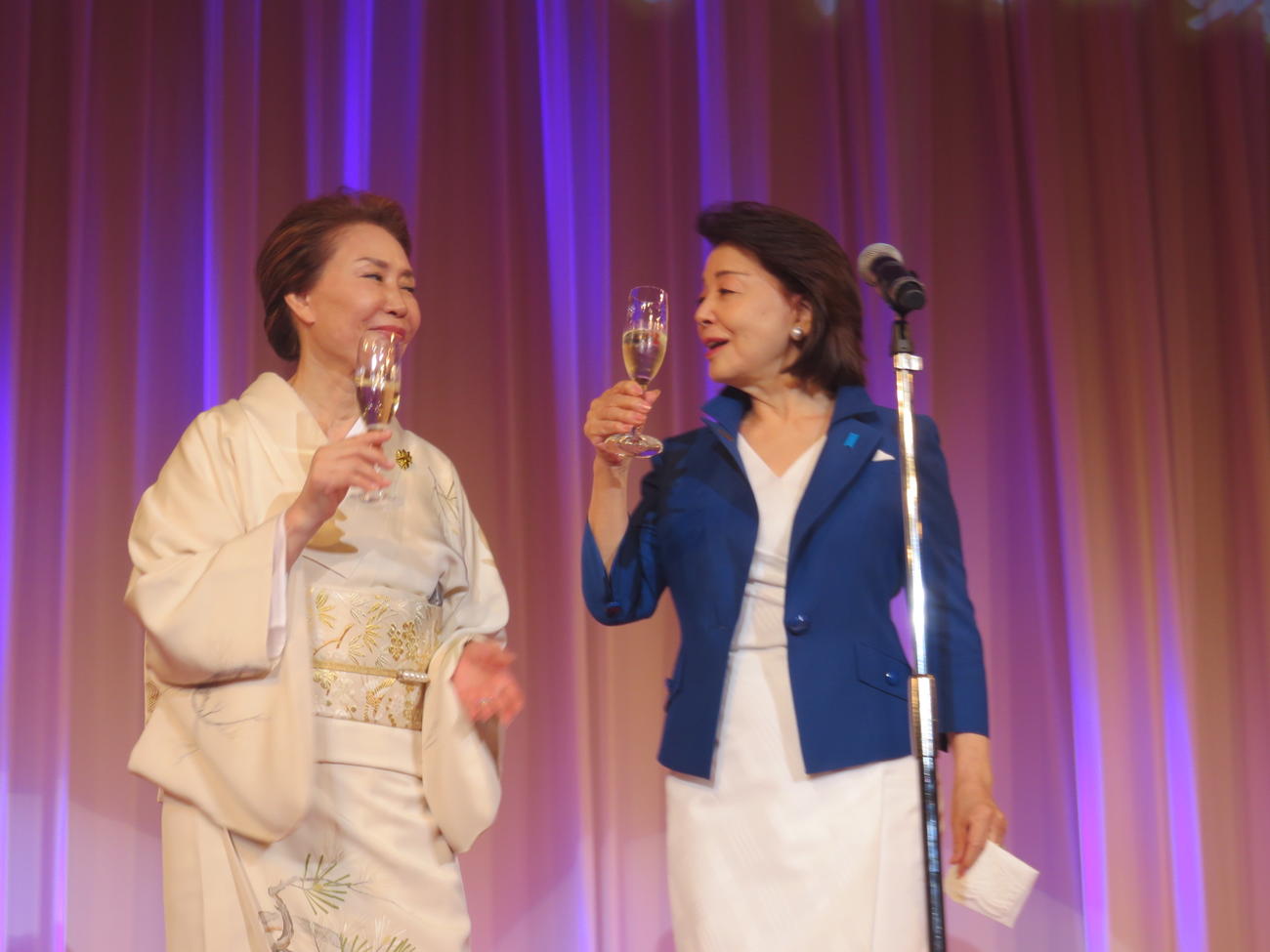 グラスを手にする藤堂和子ママ（左）と桜井よしこ氏