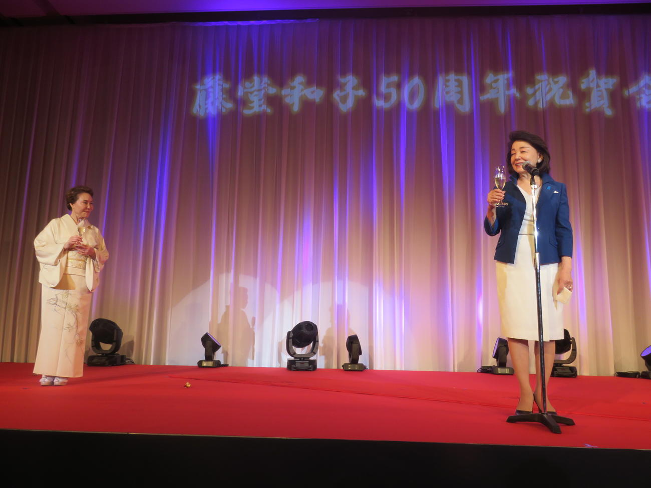 藤堂和子ママ（左）のために乾杯の発声をする桜井よしこ氏