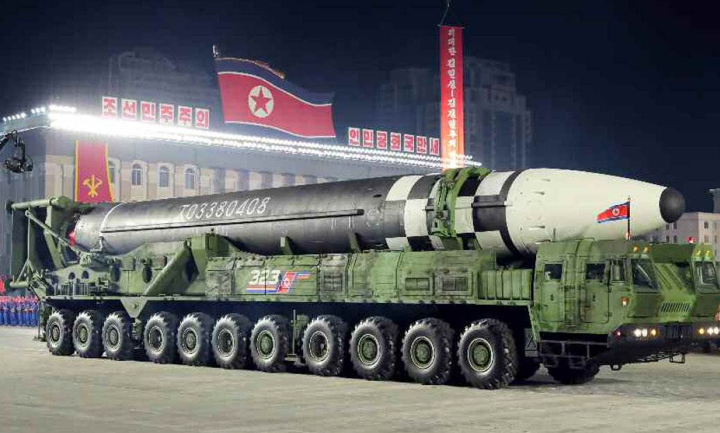 2020年10月、平壌で行われた軍事パレードに登場した大陸間弾道ミサイル（コリアメディア提供・共同）