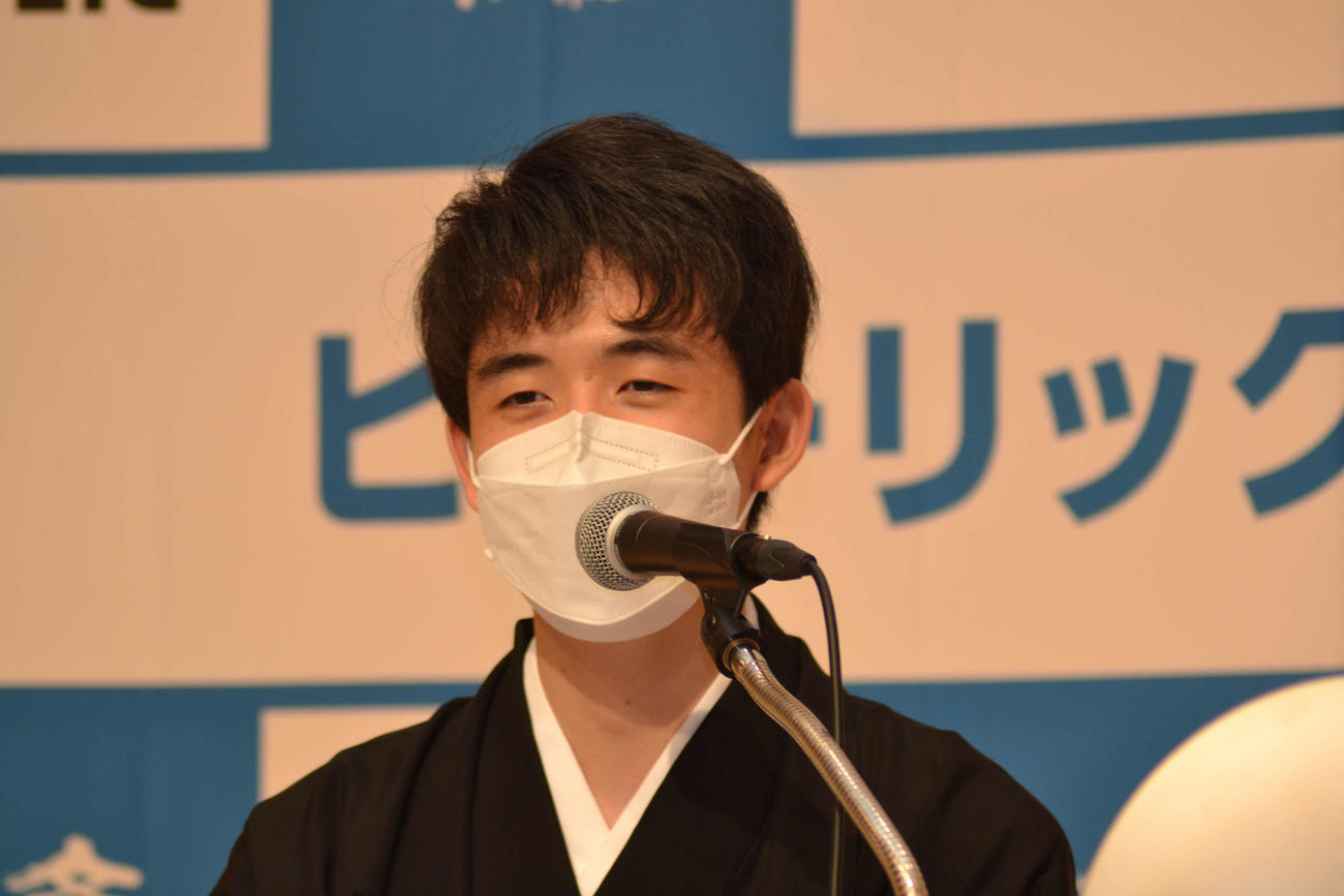 第93期棋聖就位式の後、記者会見に応じる藤井聡太棋聖
