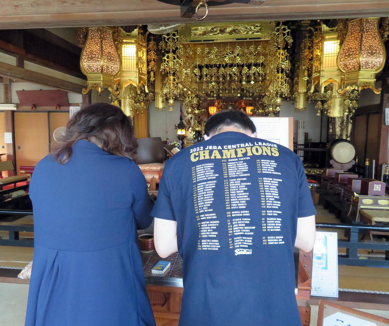 優勝記念Tシャツを着て宗隆寺にお礼参りに訪れたヤクルトファン（撮影・鎌田直秀）
