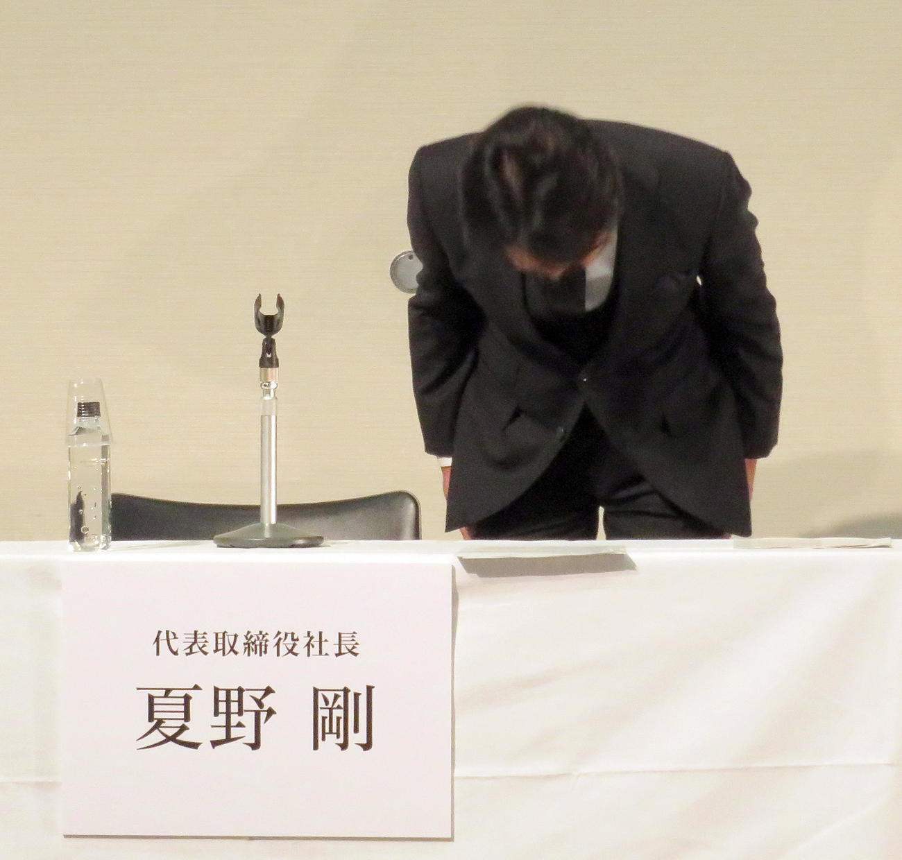 会見で頭を下げるKADOKAWA夏野剛社長（撮影・鎌田直秀）