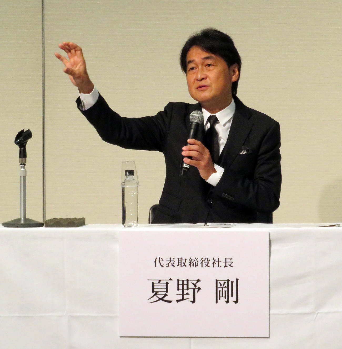 会見で質疑に応じるKADOKAWA夏野剛社長（撮影・鎌田直秀）