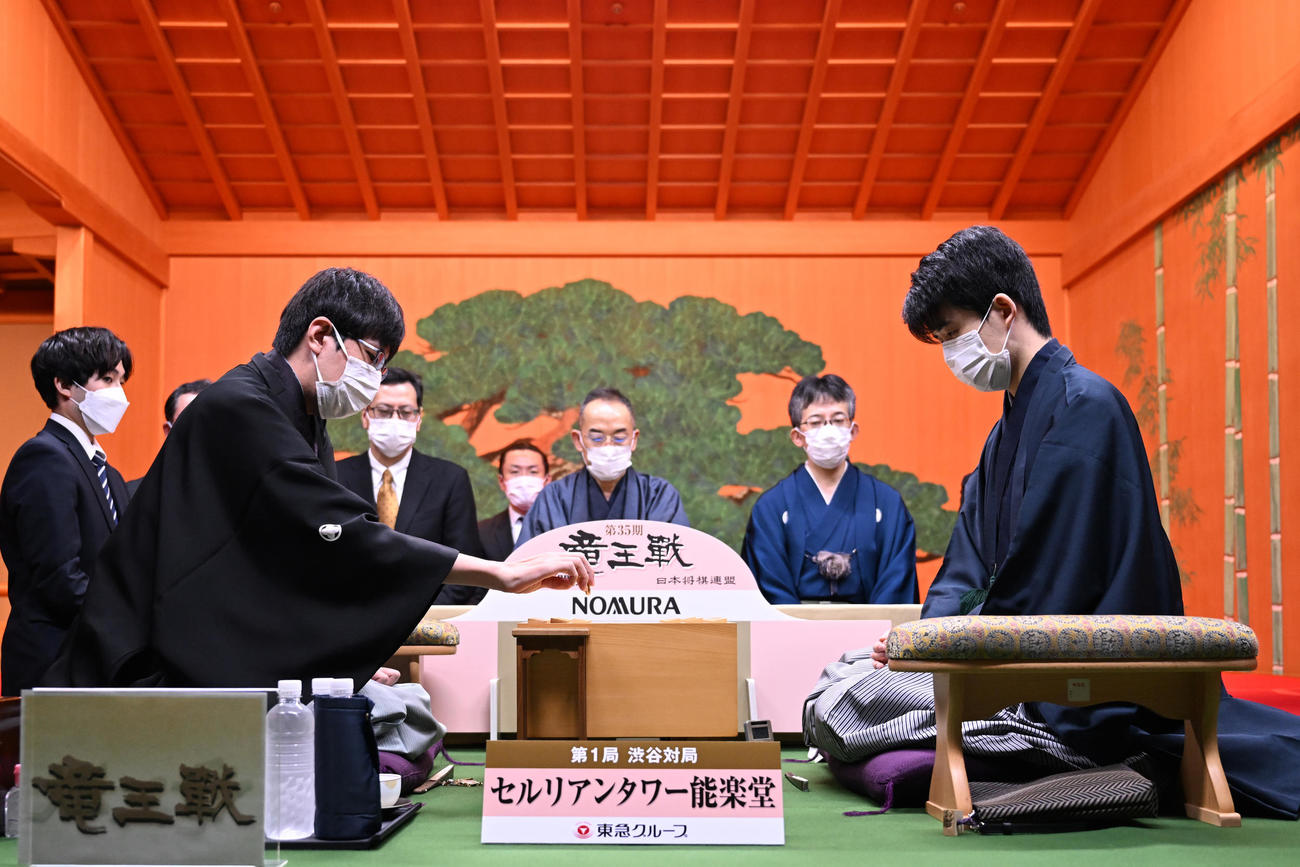 【竜王戦】藤井聡太竜王60手目封じ初日終了 午前中はハイペースも午後は互いに長考の展開 - 社会写真ニュース : 日刊スポーツ