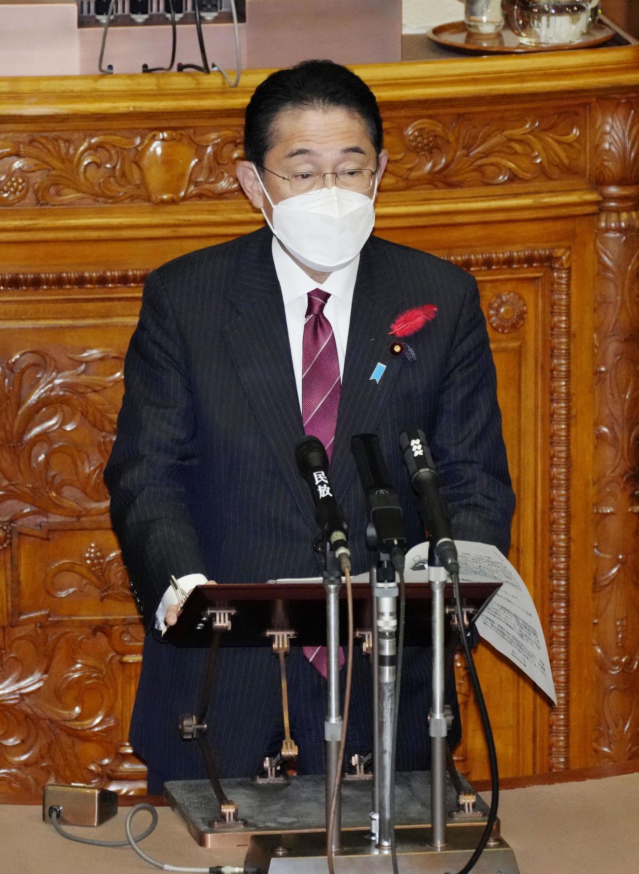 参院本会議の代表質問で答弁する岸田首相（共同）