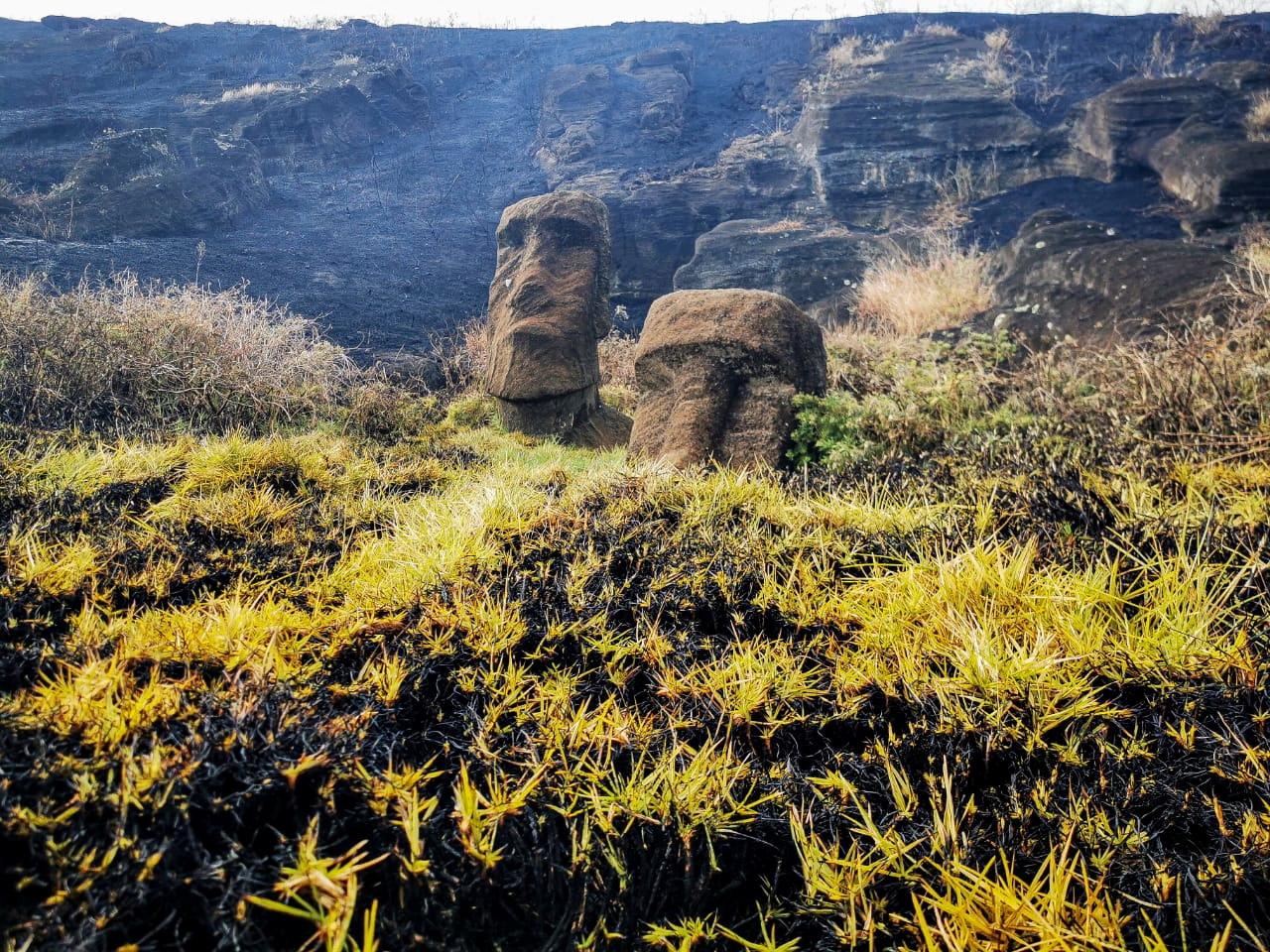 7日提供された、火災で損傷したチリ領イースター島のモアイ像（RAPA　NUI　MUNICIPALITY提供、ロイター＝共同）