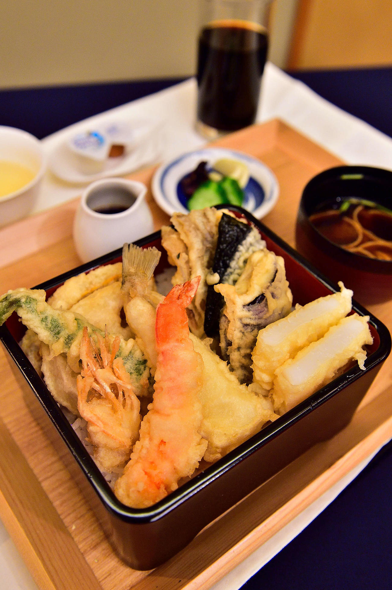 広瀬章人八段の2日目の昼食は「天重御膳」とアイスコーヒー（日本将棋連盟提供）
