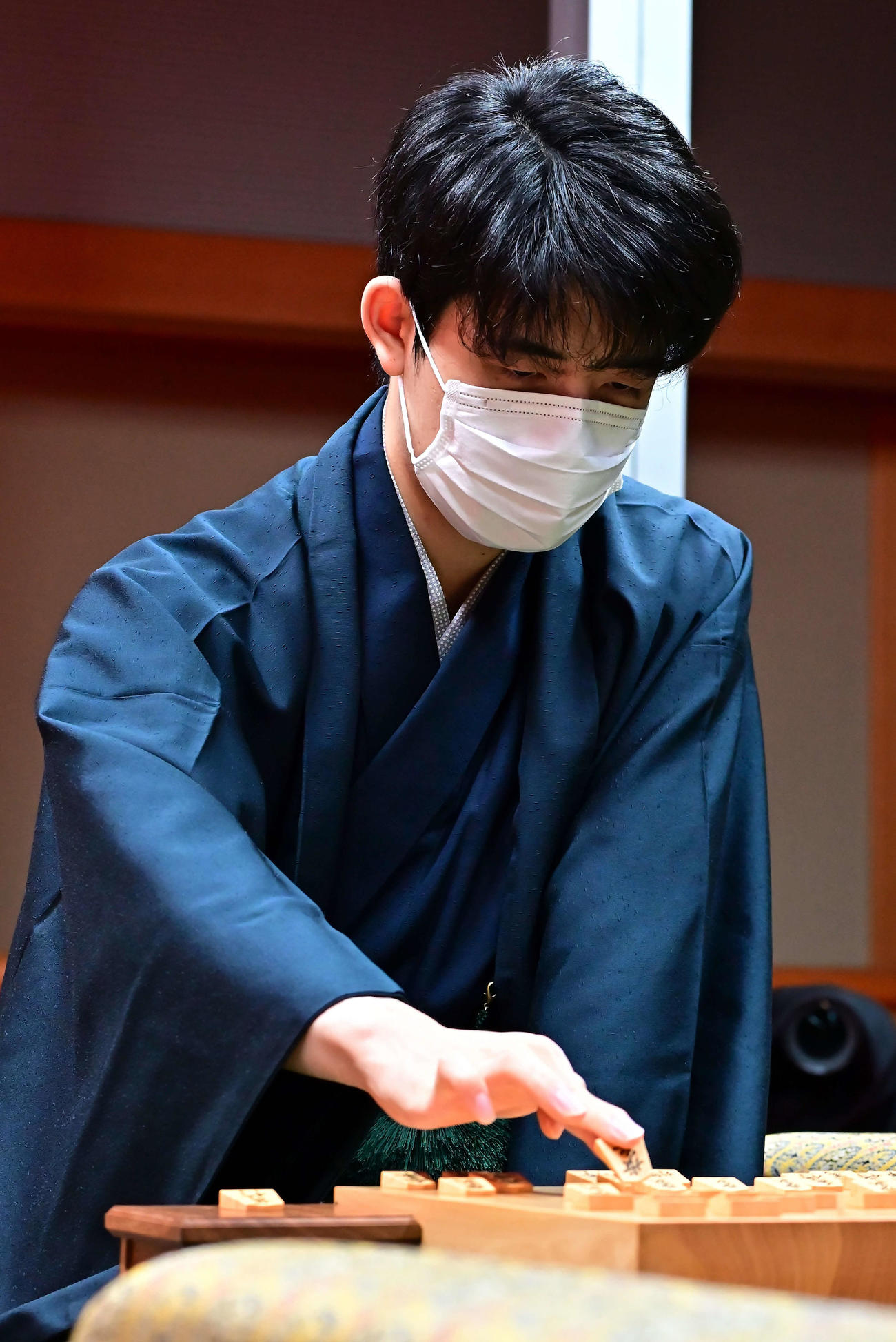 広瀬章人八段の攻めをどうしのぐかにかかっている藤井聡太竜王（日本将棋連盟提供）