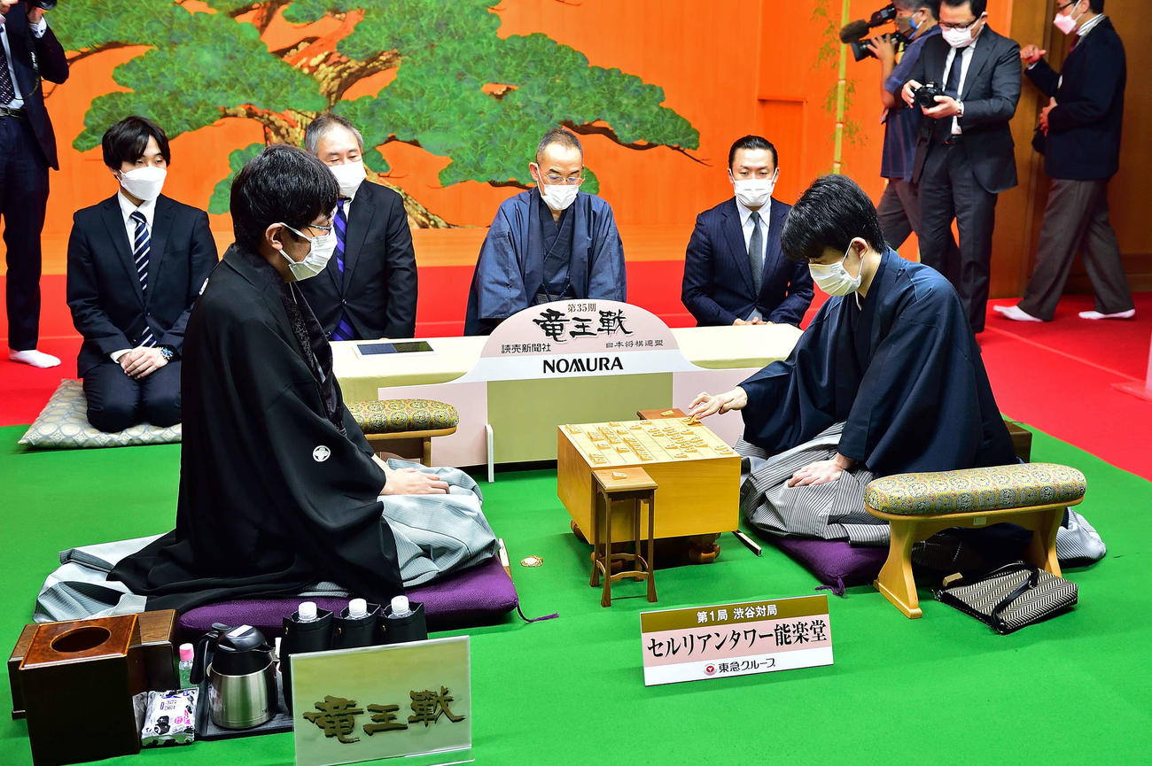 広瀬章人八段（左）が藤井聡太竜王（右）に挑戦する竜王戦7番勝負第1局2日目は8日午前9時に再開（日本将棋連盟提供）