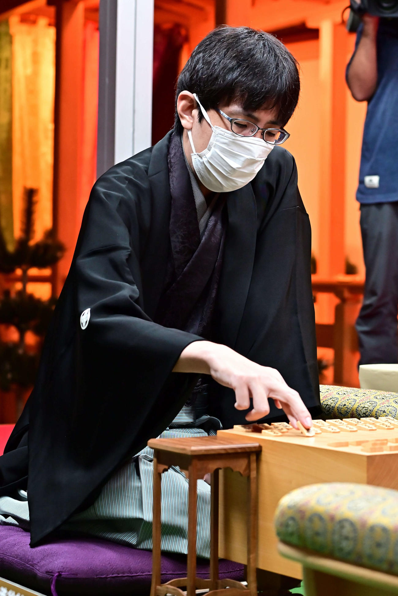 先手で積極的に仕掛けている挑戦者の広瀬章人八段（日本将棋連盟提供）