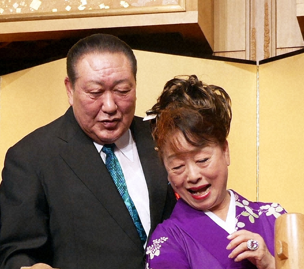 元日大理事長の田中英寿氏（左）と征子夫人（2014年）