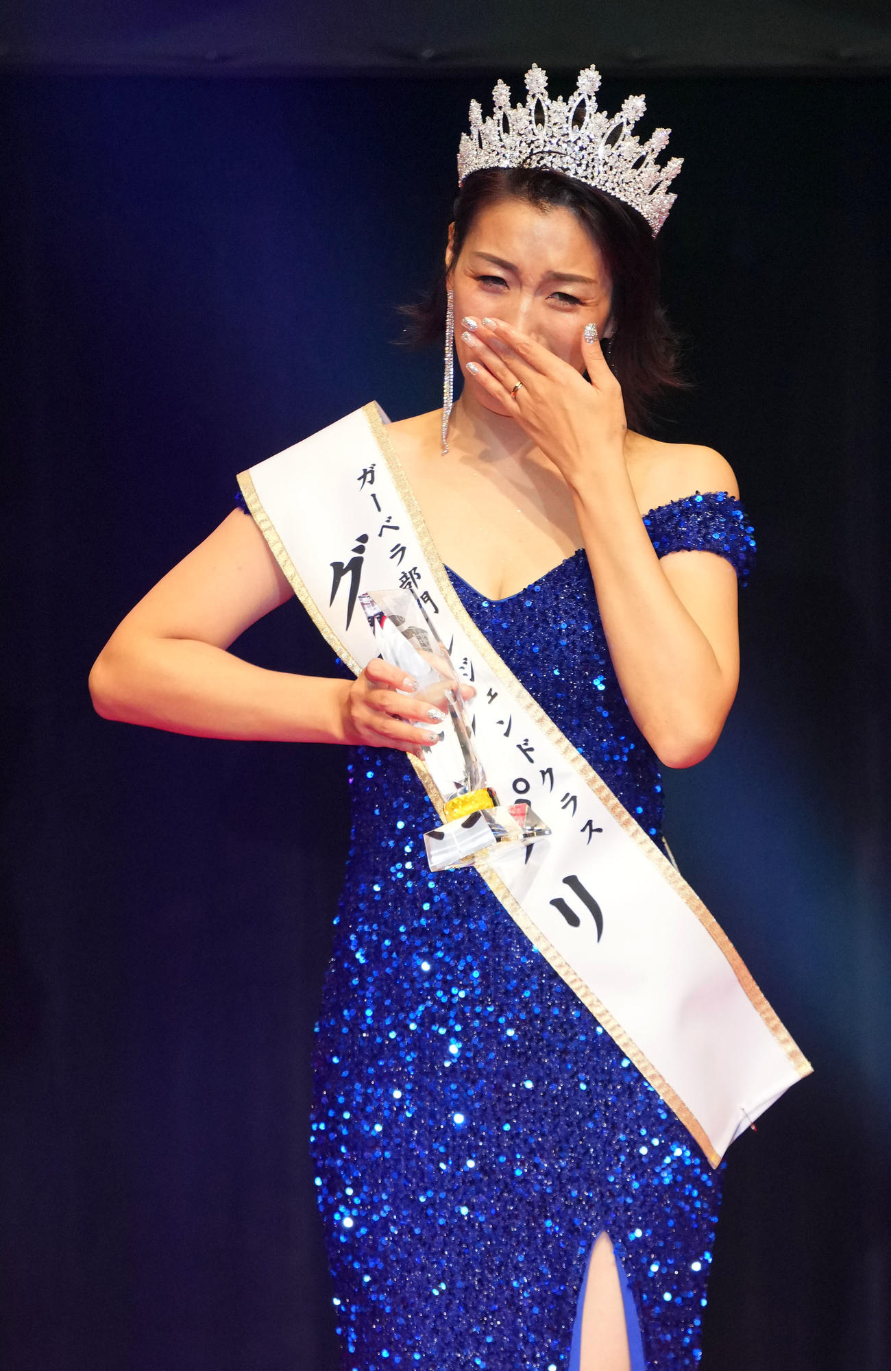 ガーベラ部門（レジェンドクラス）でグランプリを受賞し涙を流すじゅんさん（撮影・横山健太）
