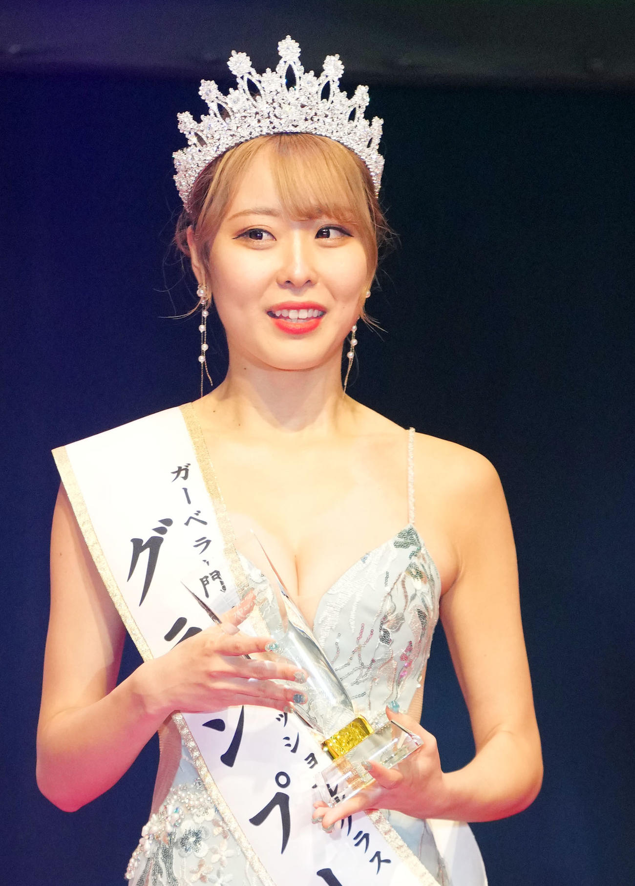 ガーベラ部門プロフェッショナルクラスでグランプリを受賞し笑顔を見せるDCSORAさん（撮影・横山健太）