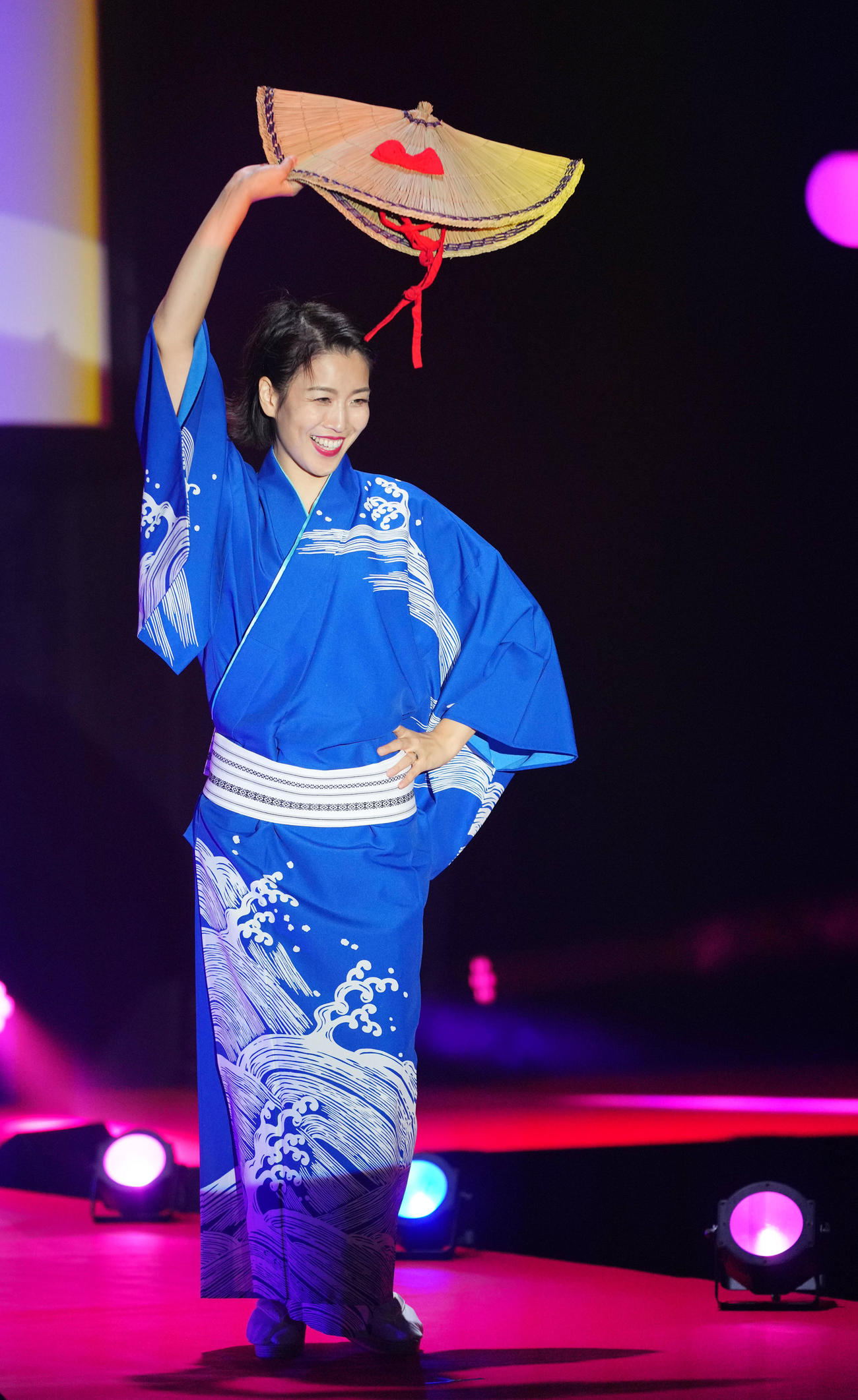 ガーベラ部門（レジェンドクラス）でエントリーし佐渡おけさを踊るじゅんさん（撮影・横山健太）