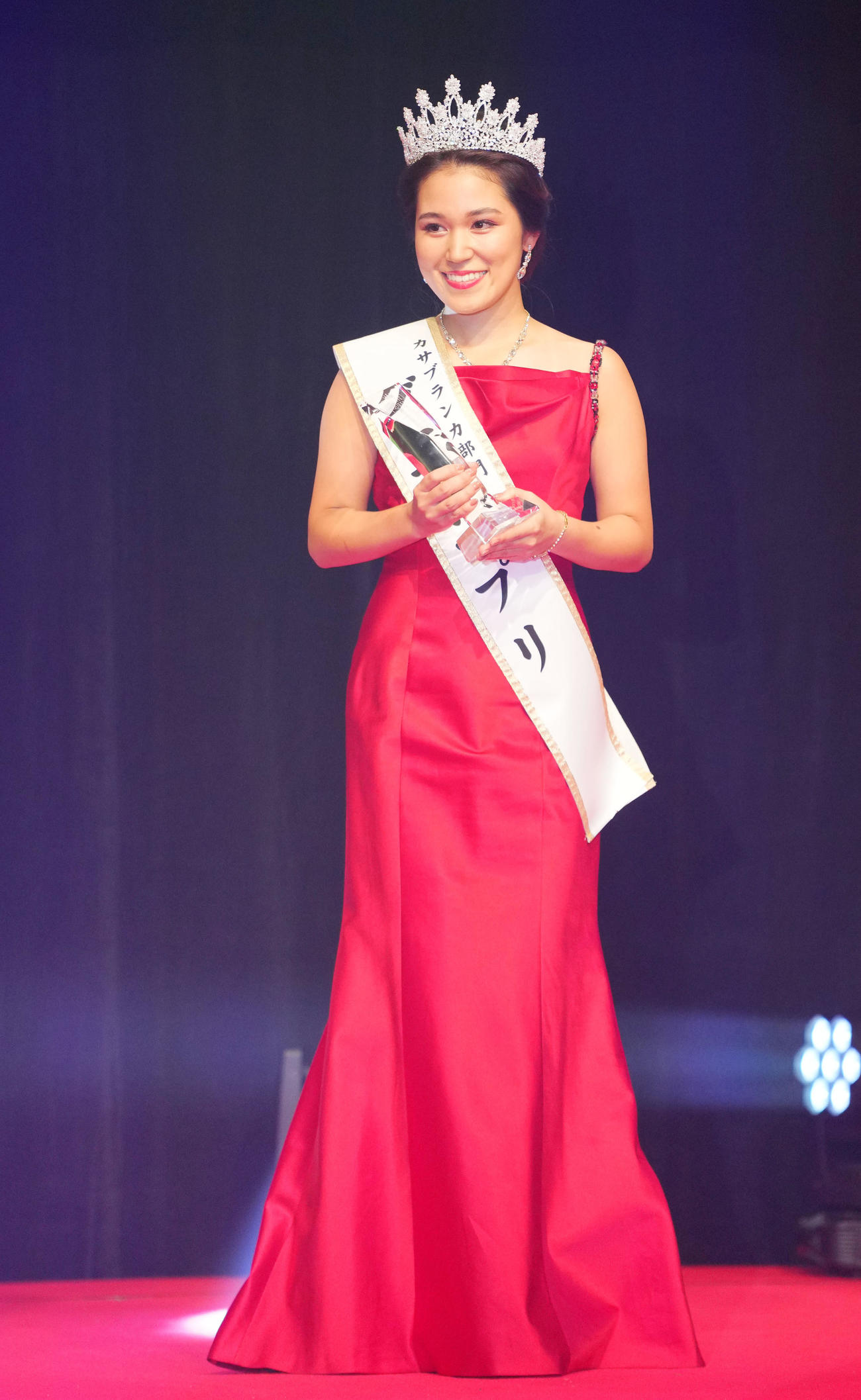 カサブランカ部門でグランプリを受賞し笑顔を見せる望月ひかりさん（撮影・横山健太）