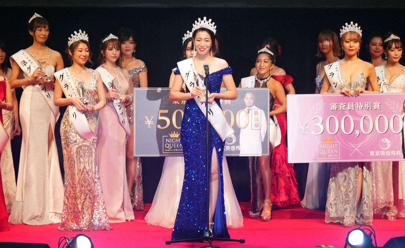 ガーベラ部門（レジェンドクラス）でグランプリを受賞し笑顔を見せるじゅんさん（中央）（撮影・横山健太）