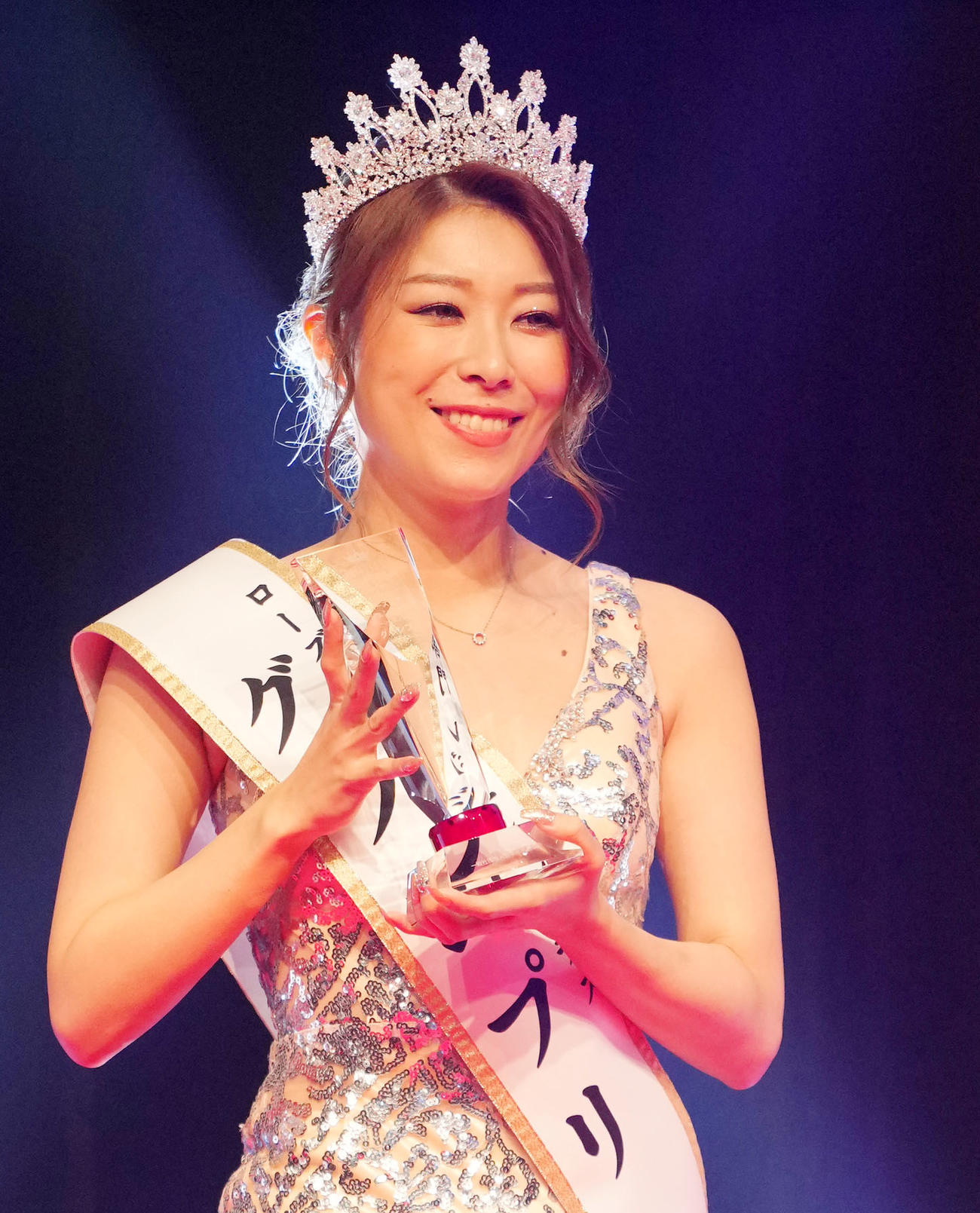 ローズ部門レジェンドクラスでグランプリを受賞し笑顔を見せる真梨香さん（撮影・横山健太）