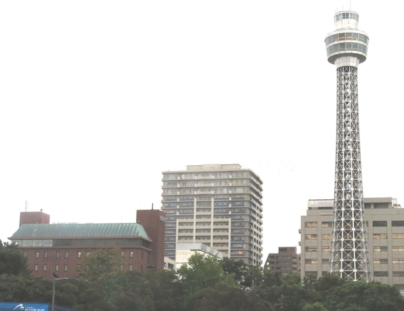 そびえ立つマリンタワーと写真左側の赤い建物がメルパルク横浜