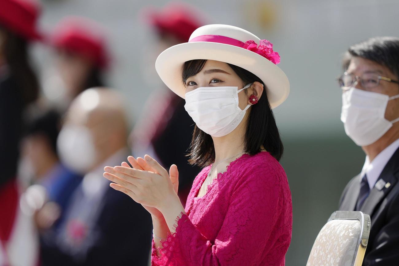 第77回国民体育大会「いちご一会とちぎ国体」の総合閉会式で、拍手を送られる秋篠宮家の次女佳子さま（共同）