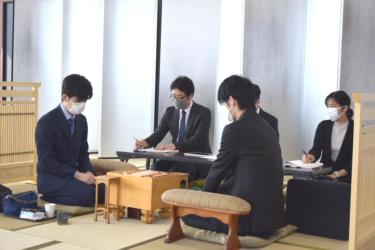 順位戦A級順位戦に臨んだ藤井聡太竜王（左）、斎藤慎太郎八段（日本将棋連盟提供）