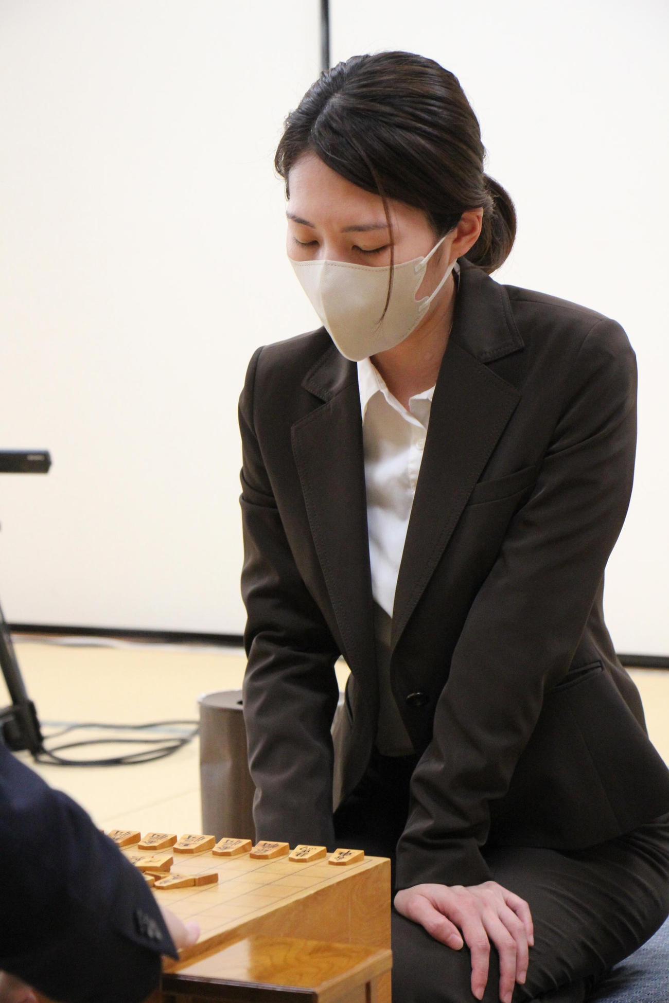 プロ棋士編入試験5番勝負第3局に臨んだ里見香奈女流5冠（日本将棋連盟提供）