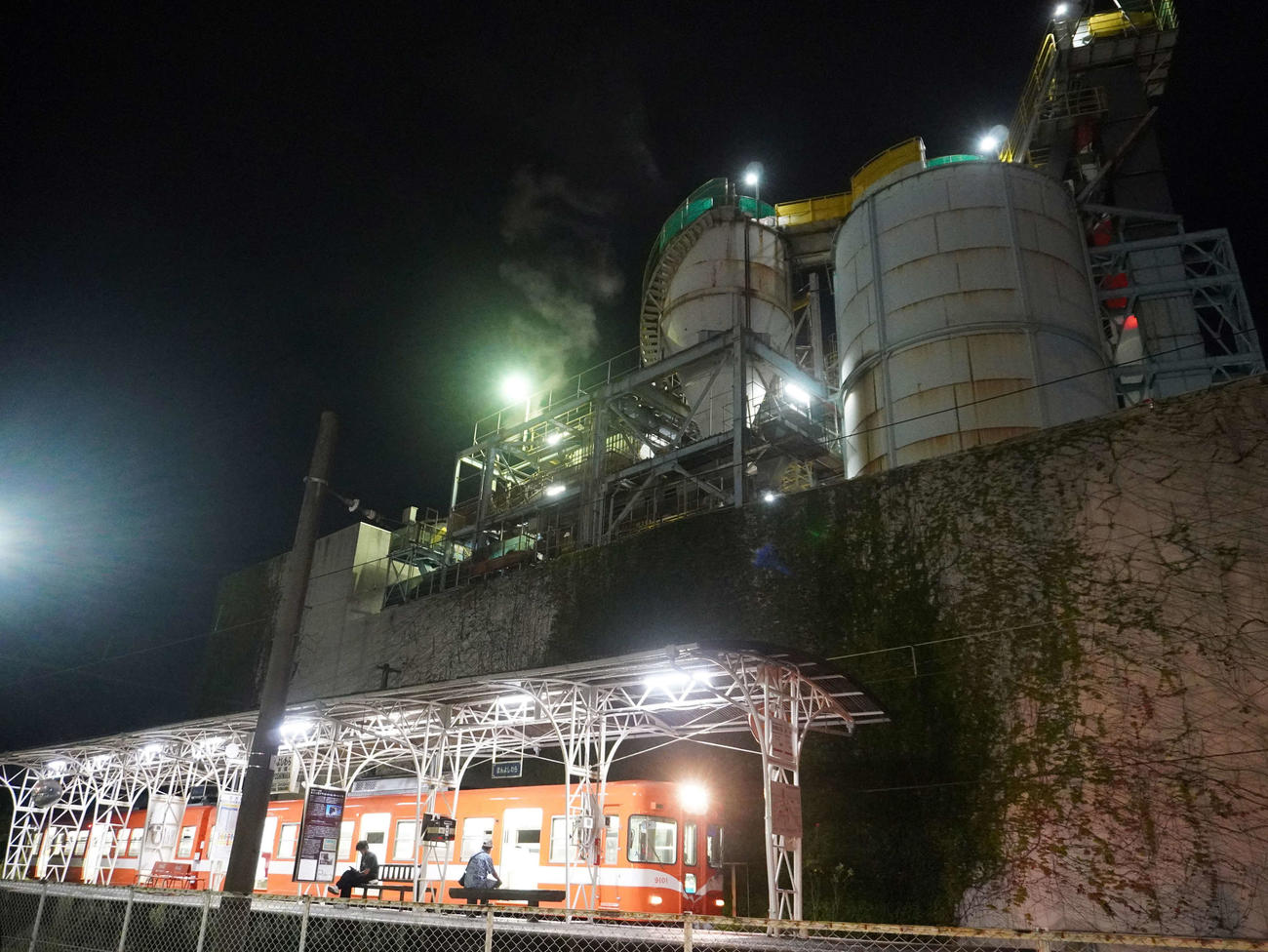 「登録有形文化財」に登録された本吉原駅に停車し、大日製紙吉原工場と見事なコラボレーション（撮影・井上学）