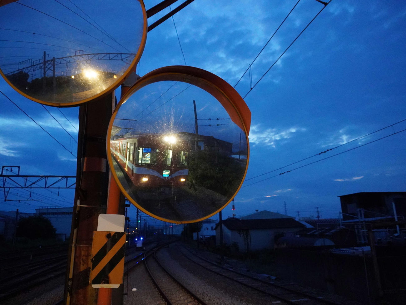 貸し切り夜景電車「ナイトビュープレミアムトレイン」の発着駅である吉原駅。日が暮れるとミラーに映し出される姿が幻想的（撮影・井上学）
