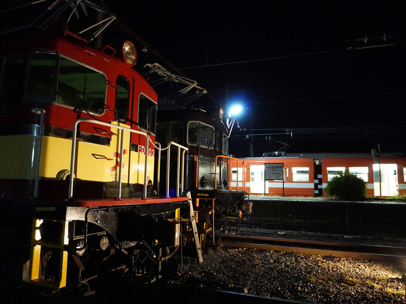 岳南富士岡駅に停車し「がくてつ機関車ひろば」を見学する（撮影・井上学）