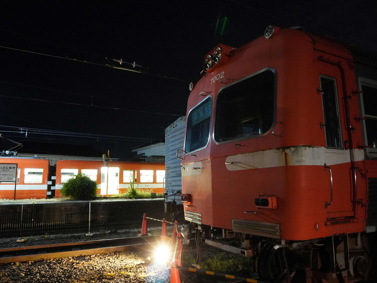 岳南富士岡駅に停車し「がくてつ機関車ひろば」を見学する（撮影・井上学）