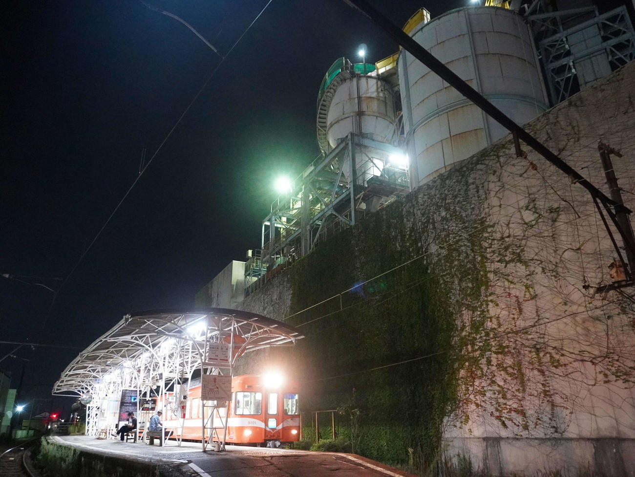 「登録有形文化財」に登録された本吉原駅に停車し、大日製紙吉原工場と見事なコラボレーション（撮影・井上学）