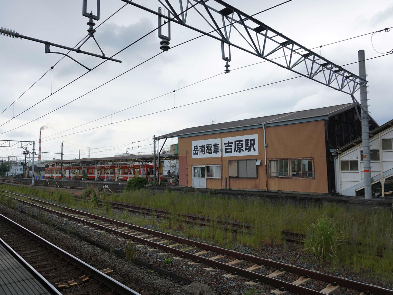 貸し切り夜景電車「ナイトビュープレミアムトレイン」の発着駅である吉原駅（撮影・井上学）