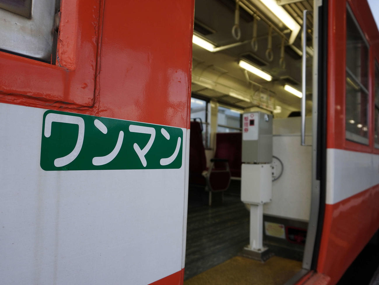 貸し切り夜景電車「ナイトビュープレミアムトレイン」の運転席。「新型車両9000形」として18年11月に営業運転を開始した（撮影・井上学）