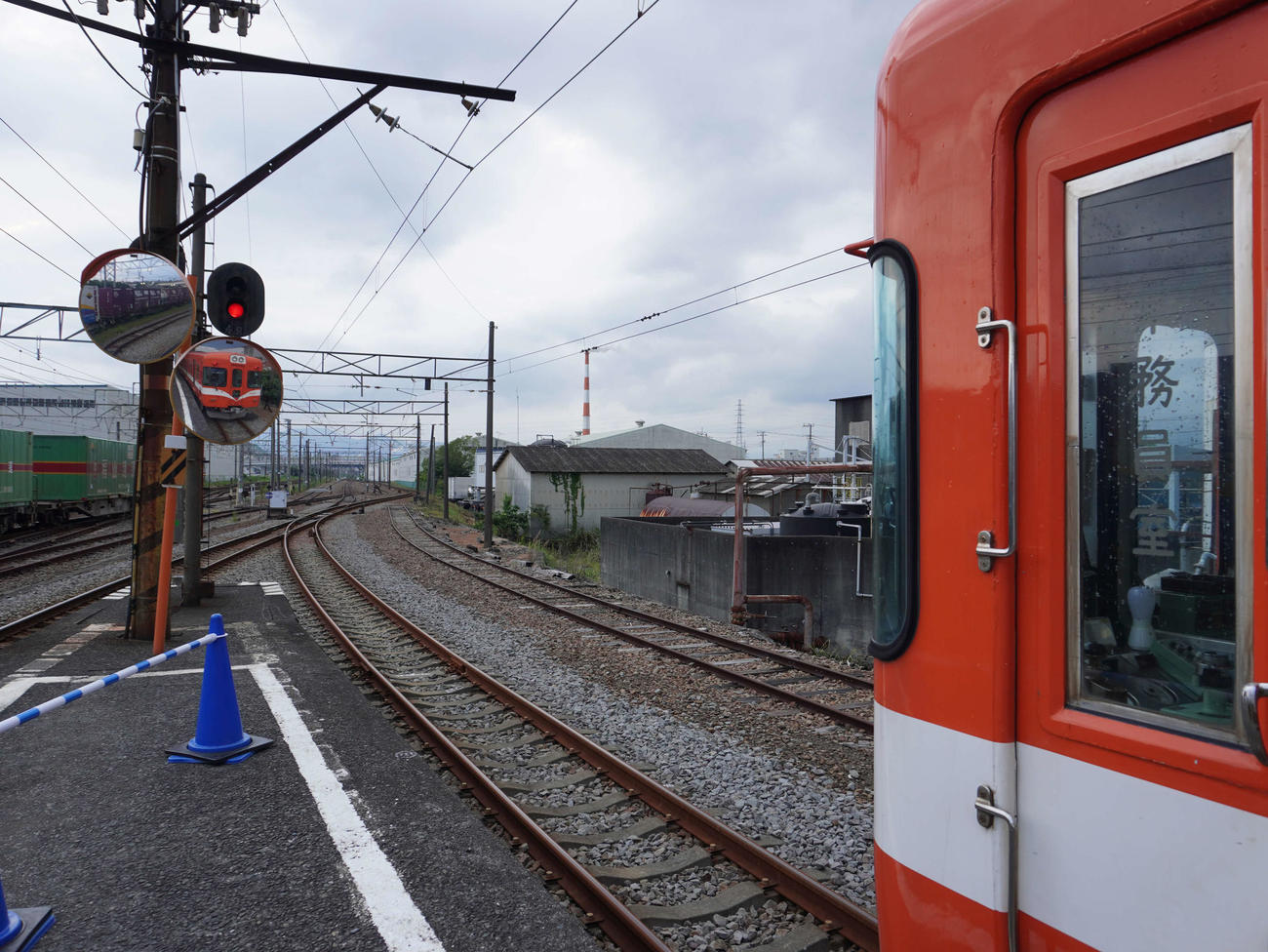 貸し切り夜景電車「ナイトビュープレミアムトレイン」の発着駅である吉原駅。日が暮れるとミラーに映し出される姿が幻想的（撮影・井上学）