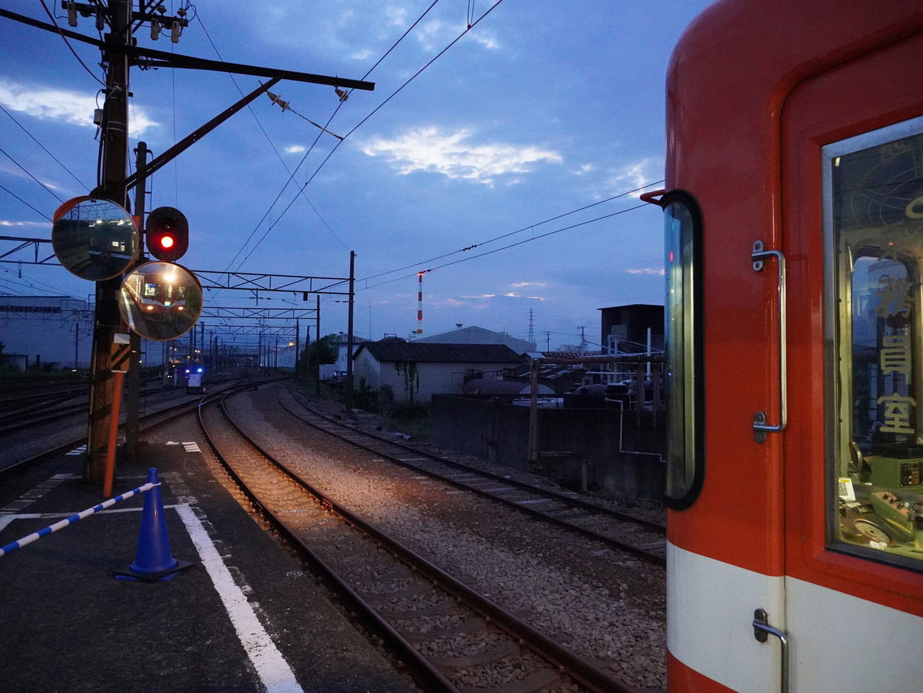 貸し切り夜景電車「ナイトビュープレミアムトレイン」の発着駅である吉原駅。日が暮れるとミラーに映し出される姿が幻想的（撮影・井上学）