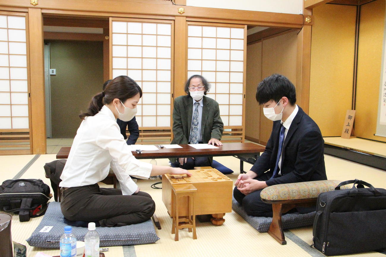 感想戦を行う里見香奈女流5冠（左）、狩山幹生四段（日本将棋連盟提供）