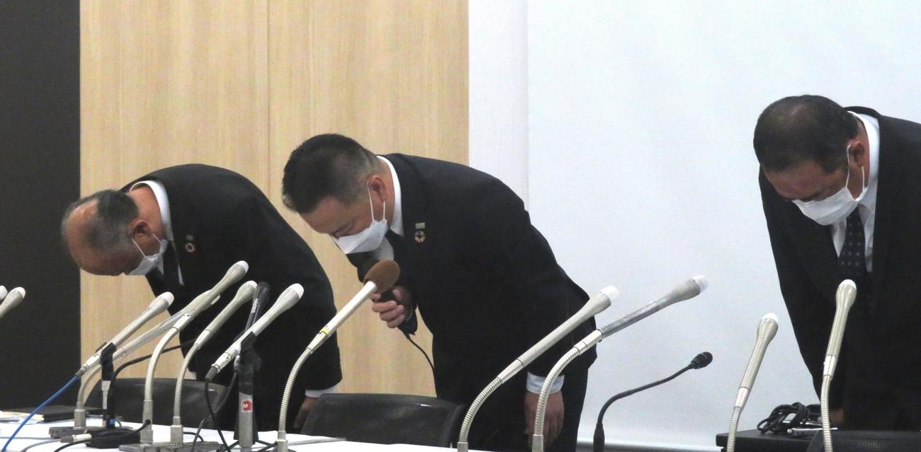 バスツアーのバス横転事故についての記者会見で頭を下げる、左からクラブツーリズムの柏山取締役、同酒井社長、美杉観光バス吉田社長（撮影・寺沢卓）