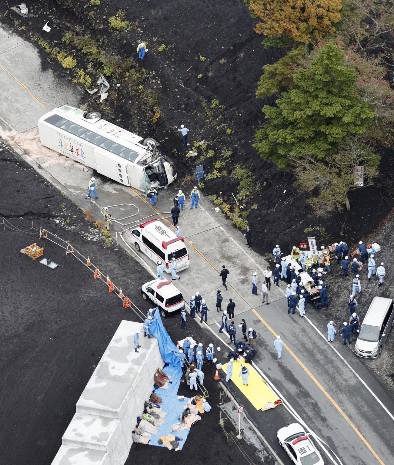 県道で観光バスが横転した静岡県小山町の現場（共同）