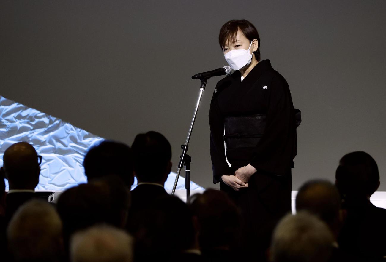 安倍元首相の県民葬で参列者にあいさつする昭恵夫人＝15日午後3時7分、山口県下関市（共同）