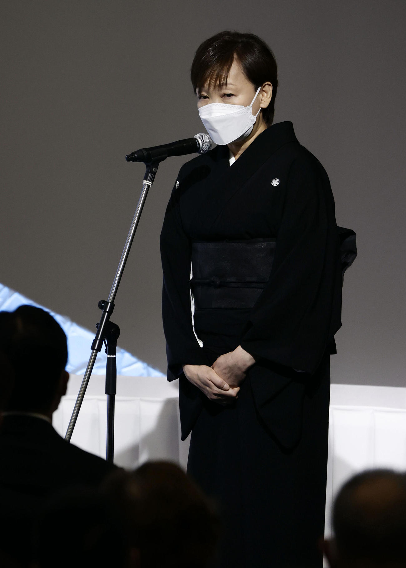 安倍元首相の県民葬で参列者にあいさつする昭恵夫人＝15日午後3時4分、山口県下関市（共同）