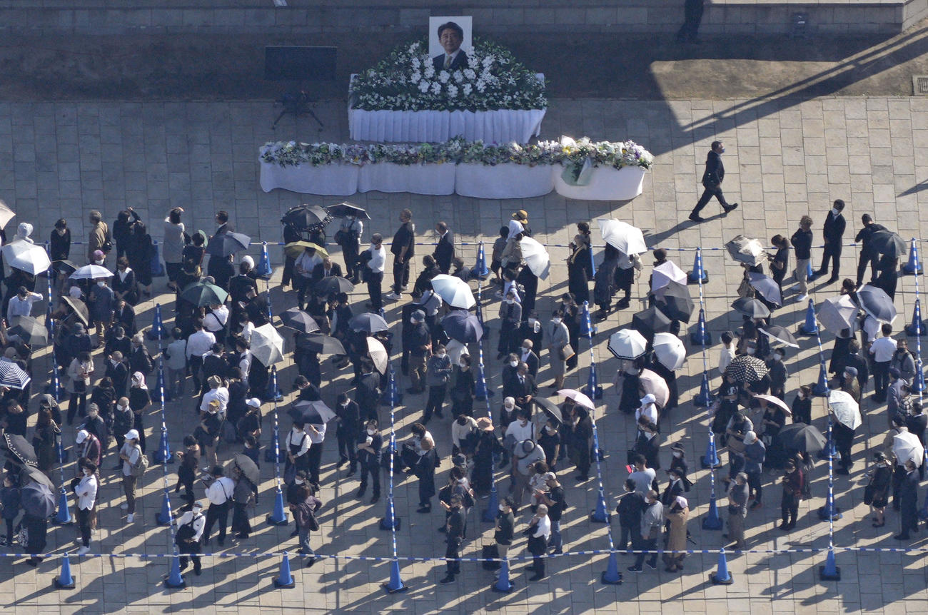 安倍元首相の県民葬会場で、献花に並ぶ人たち＝15日午後3時22分、山口県下関市（共同通信社ヘリから）