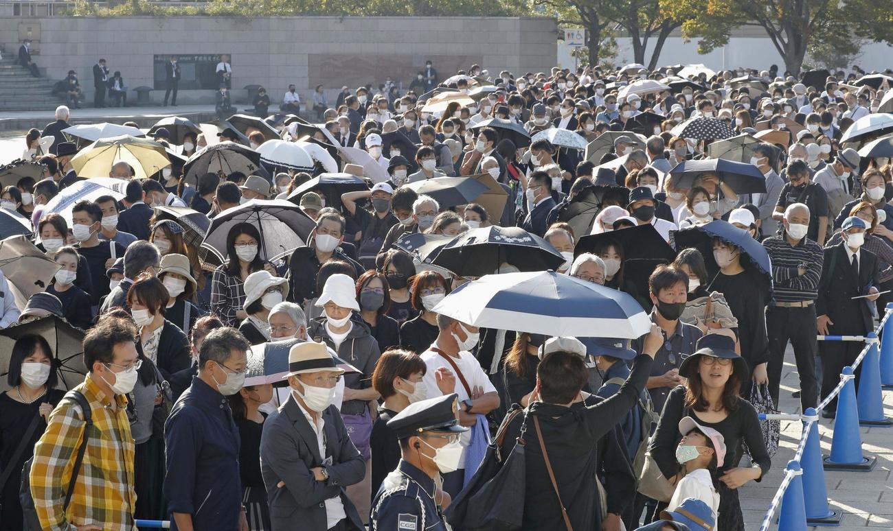 安倍元首相の県民葬会場を訪れ、献花を待つ人たち＝15日午後3時50分、山口県下関市（共同）