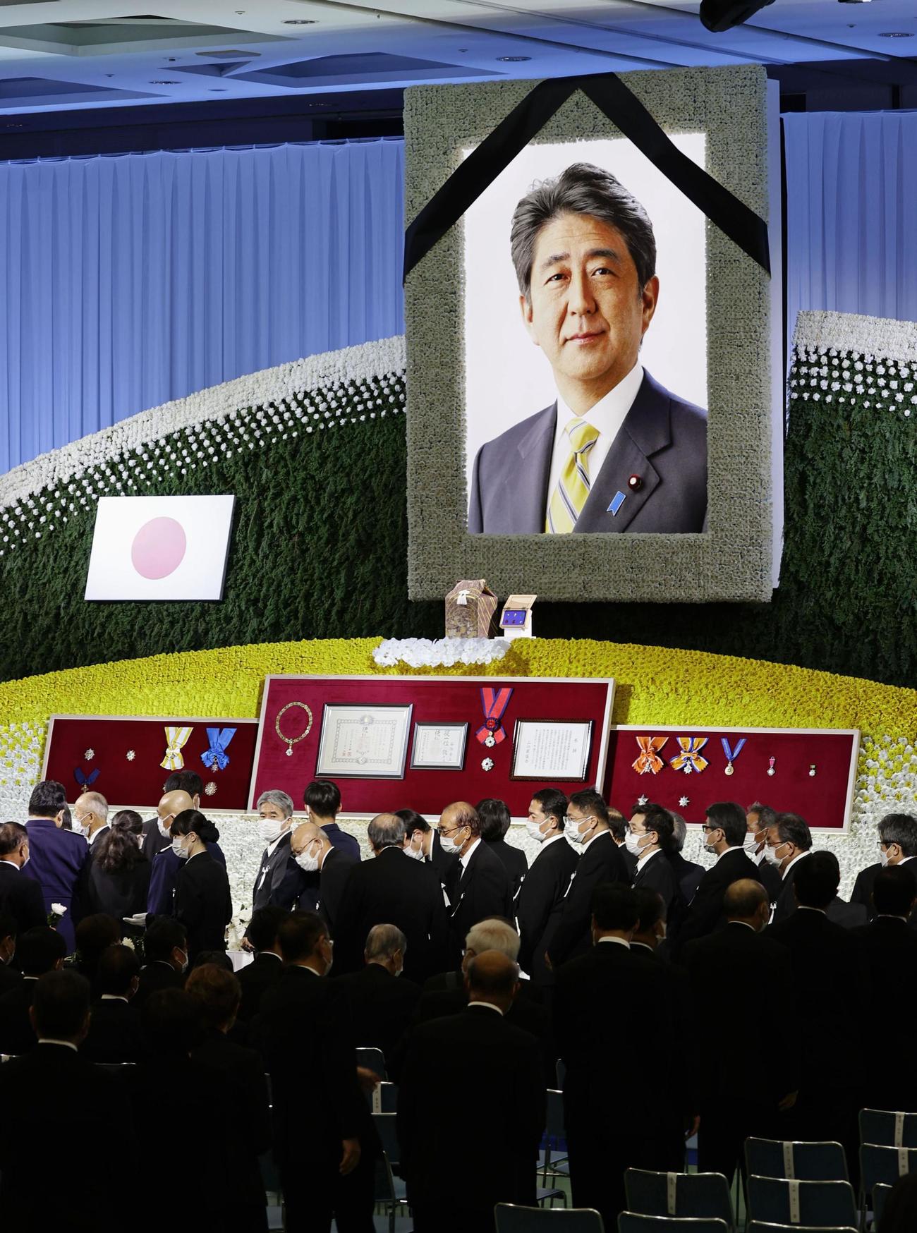 山口県下関市で行われた安倍元首相の県民葬。国会議員ら約2千人が参列した（共同）