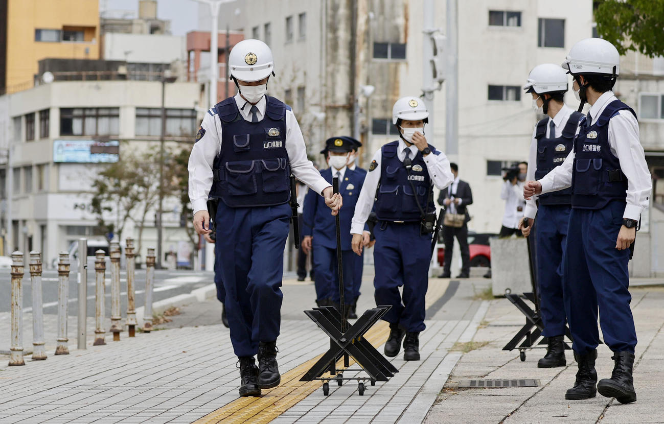 安倍元首相の県民葬会場周辺を警備する警察官＝15日午前10時12分、山口県下関市（共同）
