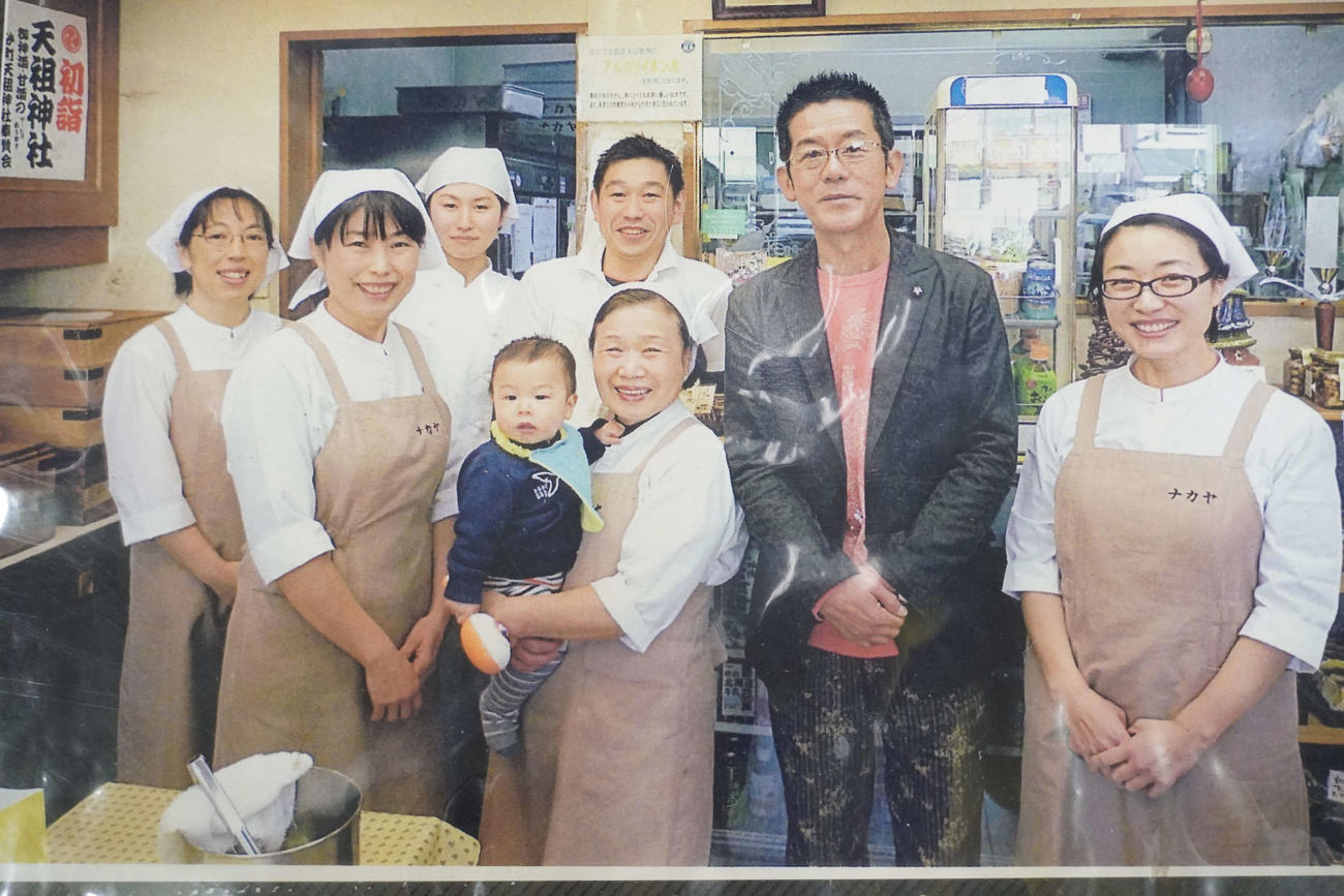 パン店「ナカヤ」のスタッフと三遊亭円楽さん（右から2人目）の写真（撮影・沢田直人）