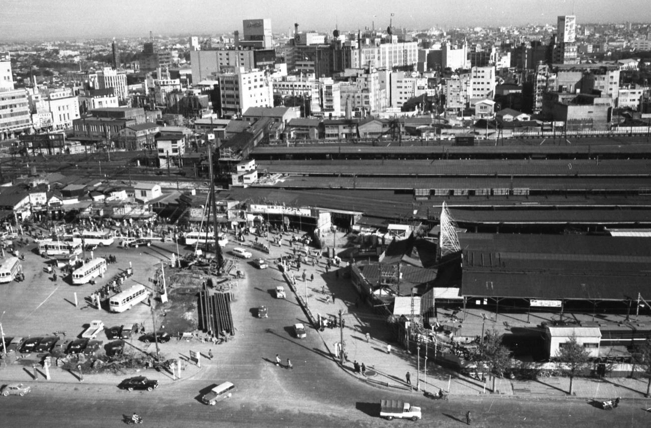1961年の新宿駅西口のバス乗り場。東口側が見渡せる（新宿歴史博物館所蔵）
