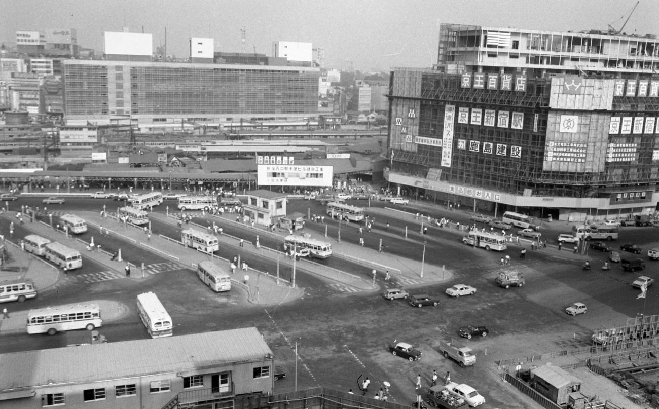 1964年の新宿駅西口広場。京王百貨店ビルは建設中。小田急百貨店本館はまだなく、東口側が見える（新宿歴史博物館所蔵）