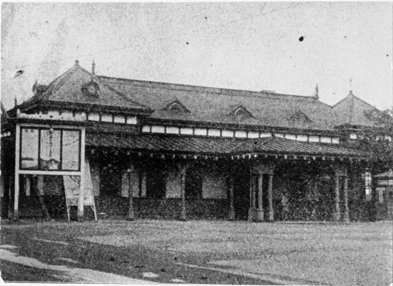 1906（明39）にできた2代目の新宿停車場。甲州口（現南口）にあった（新宿歴史博物館所蔵）
